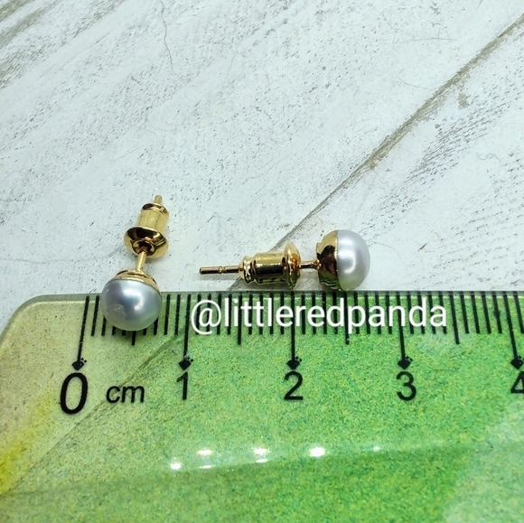 Dainty pearl studs - Picture 3 of 4